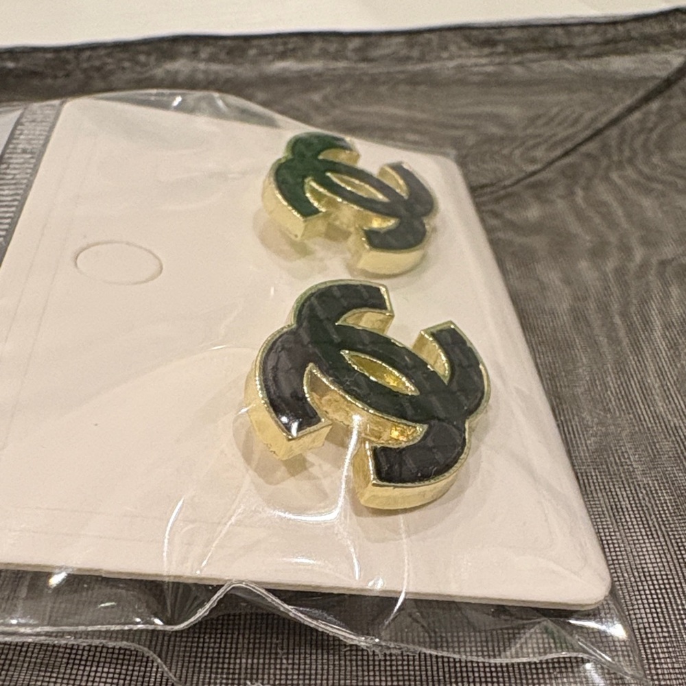 NWT Fashion Black and Gold Interlocking Logo Stud Earrings - Picture 4 of 4